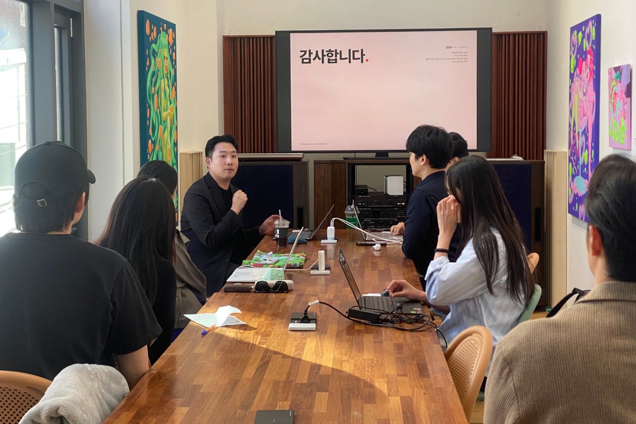 '감사합니다' 화면 앞에서 이어진 질의응답